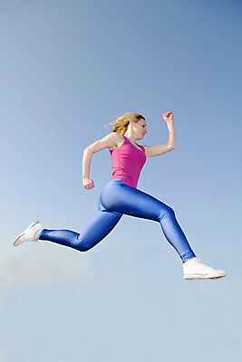 포토 JPG 해외이미지 전신 여자 스포츠 하늘 건강 한명 야외 빨간색 파란색 달리기 조깅 운동 점프 레이싱 마라톤 재촉 전력질주 카피스페이스 해외202004 해외포토 1 컬러 컨셉 모션 사람 경기 시합 공백 육상스포츠 파일형식 이미지허브