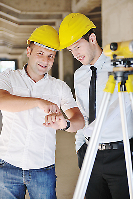 포토 JPG 해외이미지 응시 남자 건축 건설업 한명 상반신 성인 앞모습 건설현장 가리킴 비즈니스맨 엔지니어 안전모 건축가 성인남자한명만 해외202004 해외포토 직업 1 시선 산업 뷰포인트 비즈니스 사람 손짓 직장인 기술자 헬멧 안전장비 남자한명만 성인남자만 파일형식 이미지허브