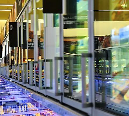 포토 JPG 해외이미지 라이프스타일 잡화 음식 섬 이동 돈 채소 가방 부분 모션 선반 실내 건강 사람없음 내부 경제 빛 반사 문 상점 냉동 추위 화물 신선 시장 구매 쇼핑몰 고객 통로 상업 소매 슈퍼마켓 해외202004 해외포토 가구 컨셉 생활 쇼핑 운송업 재산 파일형식 이미지허브