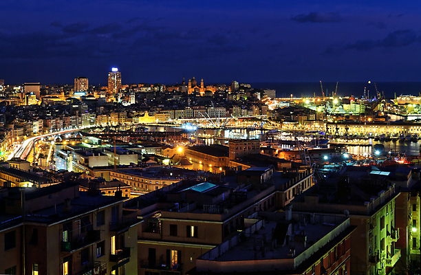 포토 JPG 해외이미지 유럽 야경 사람없음 야외 건물 도시풍경 항구 이탈리아 지중해 해안도시 터미널 해외202004 해외포토 건축물 나라 바다 교통시설 풍경 도시 야간 파일형식 풍경_경치 이미지허브