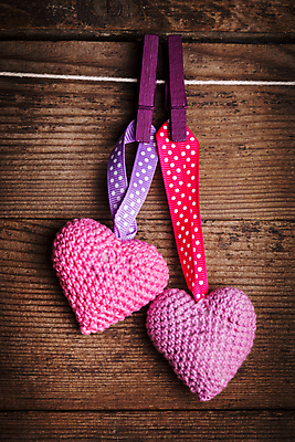 포토 JPG 해외이미지 모양 옷 리본 분홍색 결혼 백그라운드 컨셉 2 발렌타인데이 매달리기 선물 사랑 취미 사람없음 목재 장식 귀여움 보라색 수확 마음 직물 면 뜨개질 공예 심볼 질감 서식 복고 기념품 섬유 빨래집게 핸드메이드 세련 해외202004 해외포토 나무 감정 컬러 농업 재료 모션 데이이벤트 집게 이벤트 오브젝트 파일형식 이미지허브