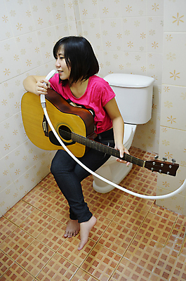 포토 JPG 해외이미지 라이프스타일 아시아 음악 장난 노래 놀이 표정 한명 동양인 욕실 기타 샤워실 해외202004 해외포토 1 나라 현악기 문화예술 사람 인종 생활 샤워시설 파일형식 이미지허브