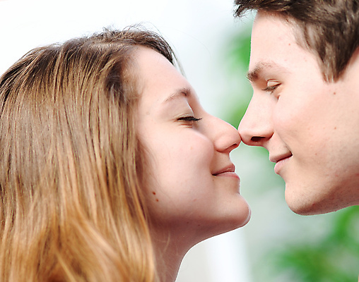 포토 JPG 해외이미지 백인 라이프스타일 긴머리 웰빙 커플 여유 거실 포옹 휴식 키스 주택 함께함 실내 사랑 앉기 20대 두명 30대 인테리어 소파 금발 평화 침묵 흰색 플랫 달콤 입술 조용 해외202004 해외포토 서양인 헤어스타일 디자인 감정 컬러 컨셉 의자 관계 안기 모션 사람 청년 내부 건물 생활 신체부위 장년 소리 맛 애정표현 파일형식 이미지허브