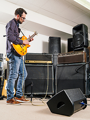 포토 JPG 해외이미지 직업 남자 음악 놀이 한명 서기 연주자 음악가 방 장비 기구 기타 일렉기타 마이크 기타리스트 플레이어 해외202004 해외포토 1 음향기기 모션 현악기 문화예술 사람 파일형식 이미지허브