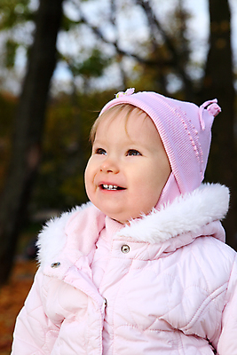 포토 JPG 해외이미지 백인 1 응시 공원 여자 딸 행복 얼굴 어린이 잎 장난 자연 한명 미소 사람 소녀 야외 기쁨 가을 아기 작음 유일 해외202004 해외포토 서양인 식물 시선 계절 공공시설 감정 가족 표정 신체부위 크기 생태계 파일형식 이미지허브