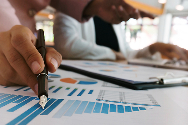 포토 JPG 해외이미지 직업 남자 백그라운드 컨셉 인터넷 회사 비즈니스 성공 그래프 선물 사람 사람없음 금융 노트북 컴퓨터 사무실 알약 펜 자료 업무 비즈니스맨 그룹 시장 결과 토론 분석 보고서 상담 경영자 문서 창업 보여주기 회계 경영 마케팅 투자자 프로젝트 해외202004 해외포토 모션 경제 전자제품 필기구 약 작업 직장인 리더 투자 자영업 파일형식 이미지허브