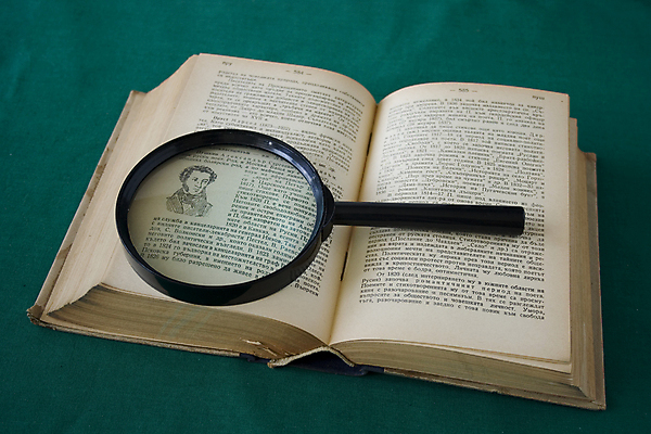 포토 JPG 해외이미지 응시 종이 백그라운드 컨셉 유리 돋보기 손잡이 사람없음 책 스터디 독서 흰색 공구 닫기 확대 모험가 읽기 묘사 오브젝트 검색 탐정 점검 발견 고립 옛날 해외202004 해외포토 시선 컬러 모션 재질 학습 도구 파일형식 이미지허브