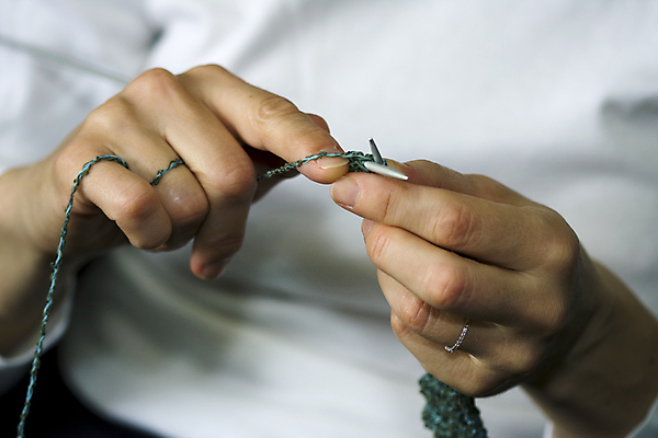 포토 JPG 해외이미지 손가락 관리 사람없음 초록색 파란색 뜨개질 양모 아크릴 뜨개옷 해외202004 해외포토 손 옷 컬러 재질 취미 직물 파일형식 이미지허브