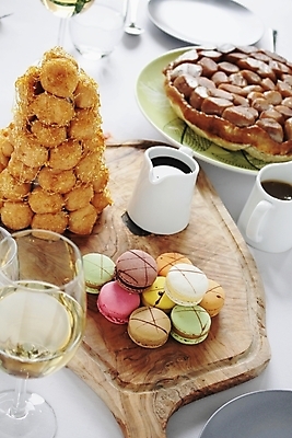 포토 JPG 해외이미지 전통 음식 탁자 디저트 사람없음 쌓기 식사 저녁식사 달콤 먹기 나눔 푸딩 마카롱 프랑스어 점심식사 섞기 해외202004 해외포토 문자 가구 모션 맛 파일형식 이미지허브