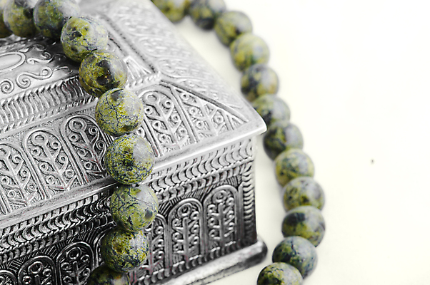 포토 JPG 해외이미지 선물 사람없음 장식 빛 상자 금속 추위 화려 재산 우아함 은색 신비 비밀 보석 수집 복고 보물 궤 돌봄 빅토리아 옛날 해외202004 해외포토 컬러 컨셉 모션 재질 금융 광석 파일형식 이미지허브