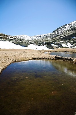 포토 JPG 해외이미지 유럽 호수 겨울 자연 산 풍경 사람없음 야외 물 파란색 강 계곡 바위 시골 저수지 스페인 혼자 해외202004 해외포토 자연요소 계절 나라 컬러 돌_바위 생태계 파일형식 이미지허브