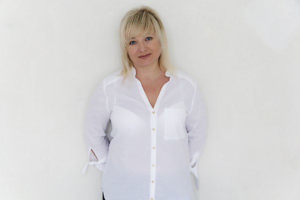 포토 JPG 해외이미지 백인 모델 1 라이프스타일 여자 유럽 한명 사람 성인 가로 파란색 금발 흰색 중앙 해외202004 해외포토 서양인 헤어스타일 나라 컬러 생활 파일형식 이미지허브