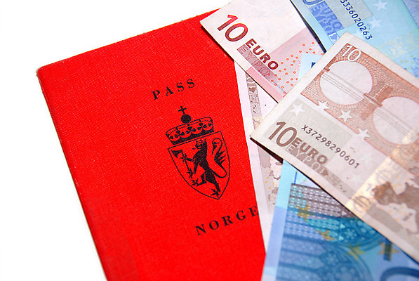 포토 JPG 해외이미지 유럽 종이 여행 돈 비즈니스 노르웨이 사람없음 빨간색 금융 경제 유로 10 닫기 수집 여권 통과 고립 유럽연합 해외202004 해외포토 나라 컬러 모션 숫자 재산 파일형식 이미지허브
