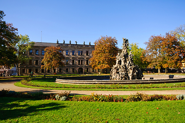 포토 JPG 해외이미지 나무 구름 공원 유럽 잎 하늘 독일 풍경 사람없음 빨간색 초록색 노란색 정원 가을 대학교 바이에른 해외202004 해외포토 자연요소 식물 계절 공공시설 나라 컬러 학교 파일형식 이미지허브