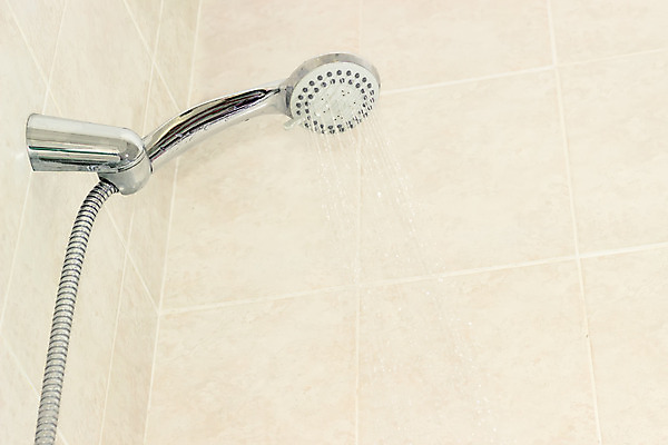 포토 JPG 해외이미지 사람없음 물 금속 장비 욕실 플라스틱 유연 타일 분무기 호스 보유 샤워실 위생관리 해외202004 해외포토 자연요소 재질 관리 샤워시설 파일형식 이미지허브