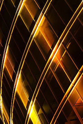 포토 JPG 해외이미지 모양 외관 벽 패턴 건축양식 창문 유리 추상 미래 전등 직장 사람없음 야외 건물 빨간색 빛 컬러풀 사무실 노란색 탑 보라색 고층빌딩 어둠 황혼 새벽 도시 업무 도심 야간 각도 장면 해외202004 해외포토 자연요소 건축물 건축 컬러 컨셉 무늬 회사 비즈니스 재질 조명 빌딩 일몰 작업 파일형식 이미지허브