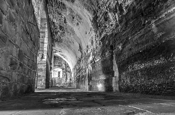 포토 JPG 해외이미지 길 벽 여행 건축양식 벽돌 주택 그림자 사람없음 건물 빛 도시 버리기 폐허 통로 프랑스어 옛날 해외202004 해외포토 문자 건축물 건축 모션 파일형식 이미지허브