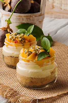 포토 JPG 해외이미지 유리병 실내 사람없음 달콤 삼베 나무통 요거트 패션후르츠 패션후르츠청 해외202004 해외포토 병_용기 유제품 통 내부 맛 열대과일 파일형식 천_직물 과일청 이미지허브