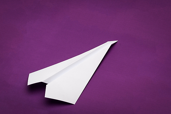 포토 JPG 해외이미지 종이 실내 사람없음 한개 종이비행기 보라색배경 해외202004 해외포토 1 백그라운드 내부 보라색 종이접기 파일형식 이미지허브