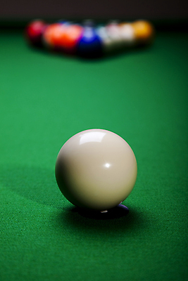 포토 JPG 해외이미지 스포츠 실내 사람없음 아웃포커스 당구 포켓볼 당구공 당구대 초록배경 해외202004 해외포토 백그라운드 공 촬영기법 내부 초록색 구기 당구용품 파일형식 이미지허브