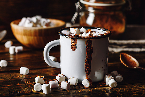 포토 JPG 해외이미지 실내 따뜻함 사람없음 숟가락 머그컵 달콤 감성 코코아 마시멜로우 나무그릇 나무탁자 해외202004 해외포토 그릇 음료 컨셉 탁자 디저트 수저 내부 목재 컵 맛 파일형식 이미지허브