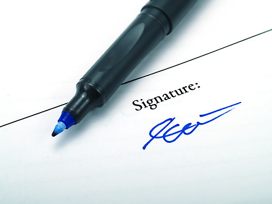 포토 JPG 해외이미지 종이 회사 비즈니스 사람없음 책 금융 파란색 사무실 펜 쪽지 공책 흰색 기록 업무 작업 이름 입장 계약 사인 보안 서명 회계 계산서 동의 마케팅 실행 해외202004 해외포토 컬러 문구용품 안전 경제 필기구 파일형식 이미지허브