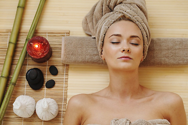 포토 JPG 해외이미지 웰빙 여자 신체 공 휴식 건강 한명 수건 쌓기 상점 스파 마사지 소중 허브 피부 대나무 테라피 거짓말 돌봄 의료성형뷰티 해외202004 해외포토 나무 식물 1 컨셉 모션 사람 신체부위 위생용품 뷰티 파일형식 이미지허브