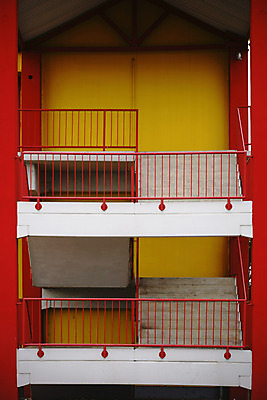 포토 JPG 해외이미지 벽 건축양식 표면 바닥 사람없음 건물 빨간색 컬러풀 노란색 계단 금속 모서리 대칭 철책 해외202004 해외포토 건축물 건축 컬러 재질 파일형식 이미지허브