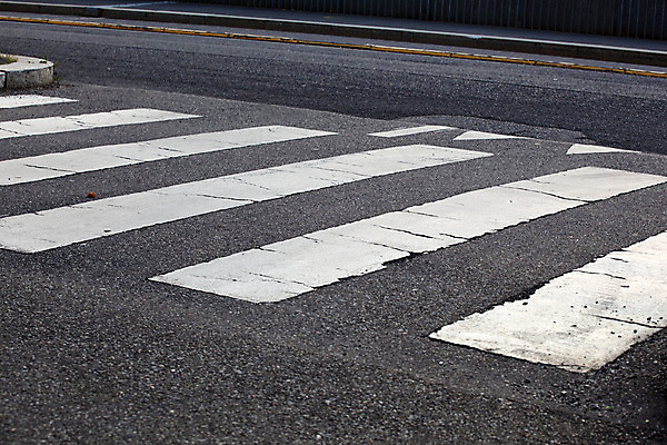 포토 JPG 해외이미지 아이콘 도로 십자가 거리 사람없음 보행자 떨어짐 아스팔트 심볼 기중기 얼룩말 서명 해외202004 해외포토 길 컨셉 교통시설 말_동물 중장비 파일형식 이미지허브