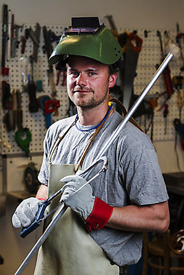 포토 JPG 해외이미지 직업 라이프스타일 남자 산업 유니폼 공장 기술 한명 서기 사람 금속 작업 제조 장인 해외202004 해외포토 1 옷 공업 모션 재질 생활 파일형식 이미지허브