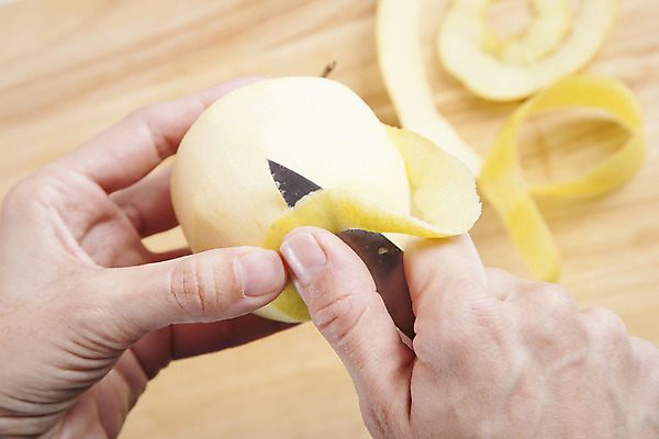 포토 JPG 해외이미지 손 여자 음식 조각 다이어트 과일 재료 부분 손가락 디저트 건강 요리 사람없음 목재 노란색 주방 요리사 식사 껍질 신선 칼 널 사과 자르기 메뉴 준비 유기농 주부 날것 채식주의자 핸드메이드 개조 해외202004 해외포토 나무 직업 웰빙 컬러 모션 사람 신체부위 채식 파일형식 이미지허브