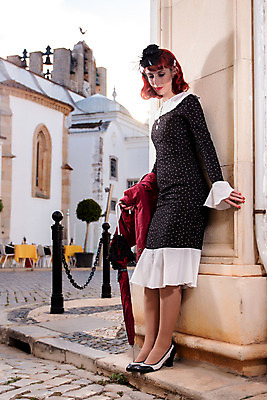 포토 JPG 해외이미지 주간 전신 드레스 여자 휴식 거리 한명 서기 성인 야외 옆모습 우아함 복고 성인여자한명만 해외202004 해외포토 자연요소 1 옷 뷰포인트 컨셉 모션 사람 여자한명만 성인여자만 파일형식 이미지허브