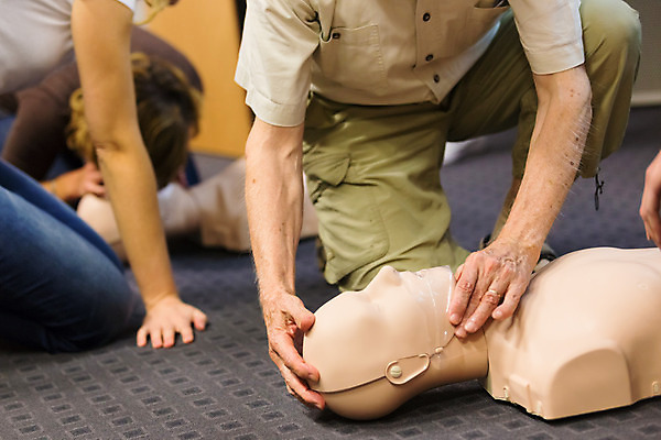 포토 JPG 해외이미지 여자 남자 여러명 상반신 성인 앞모습 무릎꿇기 마네킹 심폐소생술 인공호흡 어린이만 성인만 자동제세동기 해외202004 해외포토 뷰포인트 다수 의학 모션 사람 호흡 파일형식 이미지허브