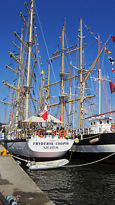 포토 JPG 해외이미지 배너 밧줄 바다 여행 요트 하늘 항해 이벤트 사람없음 목재 파란색 항구 맑음 축제 도전 스패너 깃발 보트 큼 크루즈 승무원 신호 함선 포트 폴란드 돛대 레가타 루트 해외202004 해외포토 나무 직업 유럽 줄 컬러 배_교통 재료 교통시설 날씨 공구 크기 파일형식 이미지허브