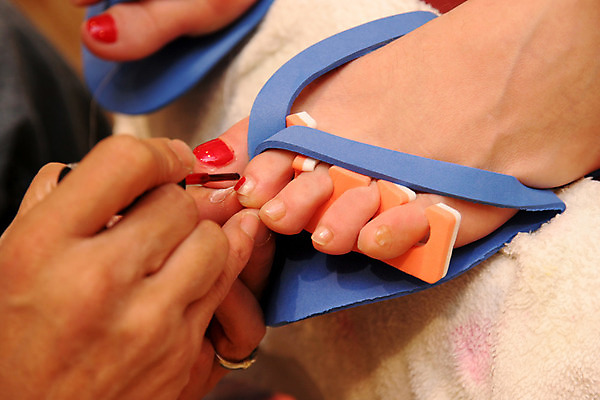 포토 JPG 해외이미지 여자 맨발 사람 성인 신체부위 손톱관리 네일아트 발가락 발톱 발톱관리 발톱손질 양발 페디큐어 해외202004 해외포토 발 뷰티 미용 파일형식 이미지허브