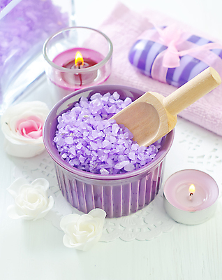 포토 JPG 해외이미지 꽃 사람없음 수건 보라색 스파 아로마 스파용품 비누 향초 아로마테라피 바디케어 스쿱 입욕소금 해외202004 해외포토 식물 컬러 초 위생용품 미용용품 오브젝트 소금 테라피 파일형식 이미지허브