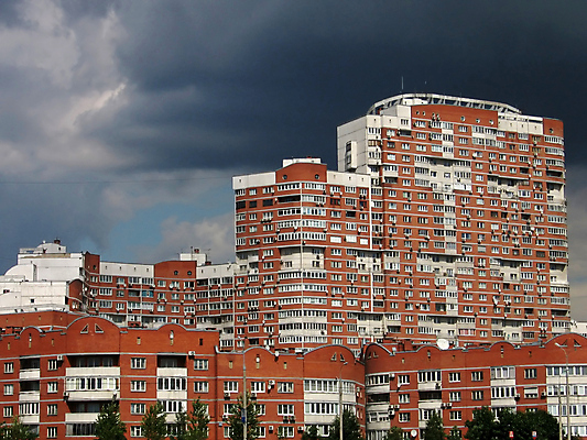 포토 JPG 해외이미지 구름 유럽 벽 백그라운드 건축양식 창문 하늘 지붕 벽돌 아파트 주택 풍경 사람없음 건물 빨간색 여름 회색 발코니 흰색 도시 러시아 일반 7월 모스크바 해외202004 해외포토 자연요소 건축물 계절 건축 나라 컬러 날짜 파일형식 이미지허브