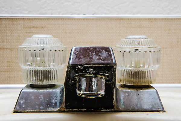 포토 JPG 해외이미지 표면 주택 실내 건강 사람없음 내부 장식 물 어둠 손상 고통 장비 젖음 흐름 욕실 얼룩 거친 액체 떨어짐 질병 위험 부식 수도꼭지 냄새 감염 먼지 박테리아 나쁜 그런지 돌봄 썩음 위생관리 해외202004 해외포토 자연요소 감정 컨셉 의학 모션 관리 건물 파일형식 이미지허브