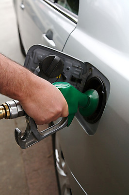 포토 JPG 해외이미지 손 산업 여행 비즈니스 부분 교통시설 자동차 손잡이 사람 사람없음 야외 초록색 경제 반사 환경 에너지 역 휘발유 석유 은색 가격 서비스 탱크 연료 가스 호스 세대 펌프 노즐 디젤 자동 차고 해외202004 해외포토 육상교통 컬러 교통 신체부위 시설 파일형식 이미지허브