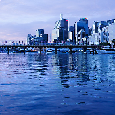 포토 JPG 해외이미지 여행 건축양식 휴가 풍경 사람없음 야외 건물 물 파란색 도시풍경 항구 사진촬영 고층빌딩 황혼 도시 호주 저녁 정사각형 수로 시드니 포트 스카이라인 주입구 카피스페이스 해외202004 해외포토 자연요소 도형 건축물 건축 컬러 교통시설 빌딩 촬영 일몰 공백 오세아니아 야간 파일형식 이미지허브