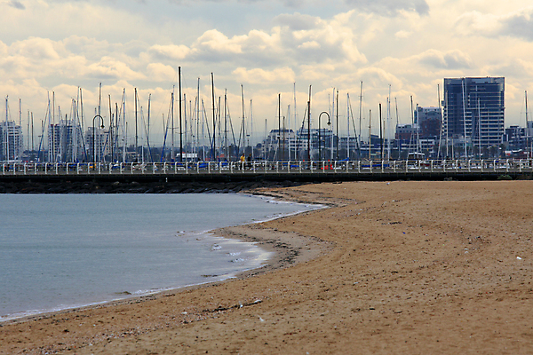 포토 JPG 해외이미지 모래 바다 사람없음 물 모래사장 항구 도시 성자 호주 아래 스카이라인 교외 멜버른 빅토리아 해외202004 해외포토 자연요소 종교 교통시설 오세아니아 방향 위치 파일형식 이미지허브
