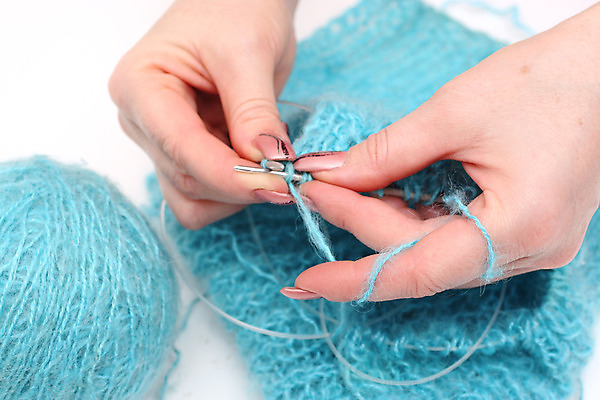 포토 JPG 해외이미지 전통 옷 산업 줄 재료 손가락 기술 관리 미술 취미 사람없음 빨간색 파란색 갈색 유행 회색 흰색 뜨개질 그룹 실 스웨터 오브젝트 실타래 라일락 여의주 터키석 해외202004 해외포토 손 꽃 컬러 상의 문화예술 보석 파일형식 이미지허브