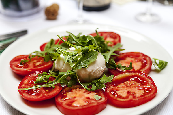 포토 JPG 해외이미지 접시 음식 조각 잎 토마토 채소 재료 치즈 사람없음 빨간색 식당 저녁식사 샐러드 흰색 신선 허브 올리브 점심식사 루꼴라 모짜렐라치즈 채식주의자 해외202004 해외포토 식물 식기 열매 컬러 유제품 상점 식사 채식 파일형식 이미지허브