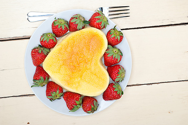 포토 JPG 해외이미지 접시 포크 딸기 디저트 사람없음 하이앵글 하트 치즈케이크 해외202004 해외포토 모양 식기 음식 뷰포인트 과일 케이크 파일형식 이미지허브