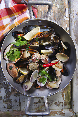 포토 JPG 해외이미지 실내 사람없음 하이앵글 식탁보 냄비 레몬 홍고추 홍합 나무배경 해외202004 해외포토 뷰포인트 백그라운드 과일 고추 어패류 내부 솥 파일형식 이미지허브