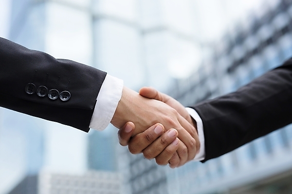 포토 JPG 해외이미지 직업 손 남자 행복 백그라운드 2 비즈니스 관계 성공 노동자 악수 함께함 사람 정장 성인 사람없음 건물 친구 사무실 힘 거래 인사 도시 업무 직장인 비즈니스맨 비즈니스우먼 그룹 닫기 동맹 떨림 지원 투자자 해외202004 해외포토 건축물 옷 여자 감정 컨셉 모션 손짓 신체부위 예절 작업 투자 파일형식 이미지허브