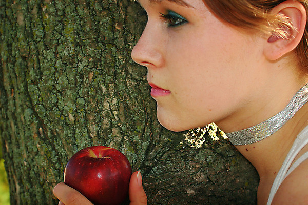 포토 JPG 해외이미지 나무 모델 라이프스타일 응시 시선 여자 얼굴 음식 포즈 다이어트 과일 손가락 건강 한명 사람 청년 옆모습 10대 빨간색 머리 신선 잡기 입 선택 사과 나무껍질 내추럴 점심식사 결백 천진난만 해외202004 해외포토 식물 1 손 뷰포인트 컬러 컨셉 모션 청소년 성인 생활 신체부위 식사 껍질 파일형식 이미지허브