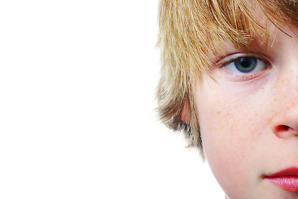 포토 JPG 해외이미지 학생 응시 시선 남자 얼굴 어린이 청소년 미래 한명 사람 소년 빛 청춘 금발 머리 우주 흰색 표현 관찰 입 닫기 결심 손목시계 성적 붓꽃 세대 노려봄 결백 고립 카피스페이스 해외202004 해외포토 1 헤어스타일 교육 꽃 시계 컬러 컨셉 장신구 모션 표정 신체부위 공백 파일형식 이미지허브