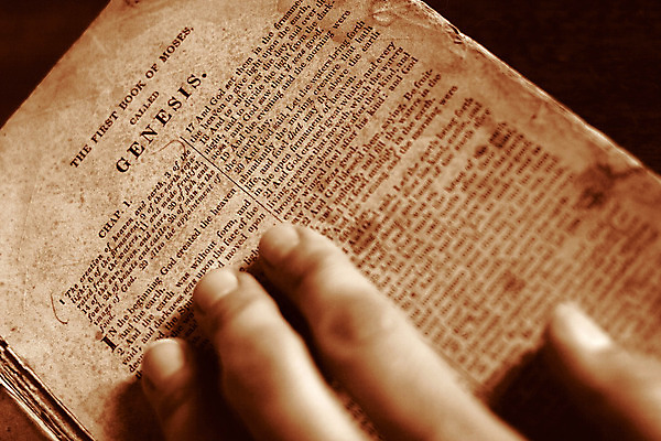 포토 JPG 해외이미지 라이프스타일 손 종교 지구 손가락 가족 창조 사람 사람없음 책 단어 스터디 세계 믿음 성경 골동품 오픈 역사 읽기 법 페이지 신성 천국 세대 공유 사실 세피아 신앙심 처음 해외202004 해외포토 문자 감정 종교용품 관계 모션 촬영기법 생활 신체부위 학습 파일형식 이미지허브