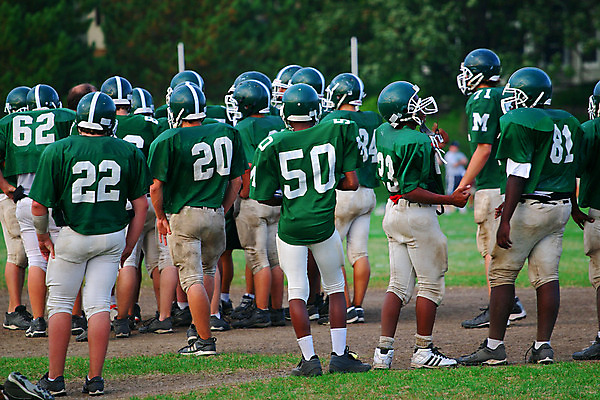 포토 JPG 해외이미지 남자 스포츠 유니폼 소년 빨간색 친구 운동 미식축구 축구 경쟁 헬멧 어깨 럭비공 진흙 열광 미식축구선수 해외202004 해외포토 옷 어린이 컬러 컨셉 공 관계 운동선수 건강 사람 신체부위 구기 보호장비 럭비용품 파일형식 이미지허브